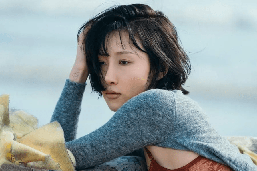 شاهد: هواسا من MAMAMOO تحصل على الفوز الثالث لأغنيتها "Good Goodbye" على "Music Core"؛ عروض ALLDAY PROJECT وILLIT والمزيد