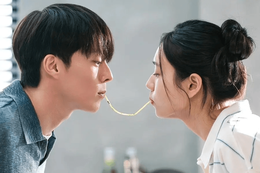 يستمتع جانغ كي يونغ وآهن إيون جين بموعد رومانسي في المنزل في مسلسل "قبلة الديناميت - Dynamite Kiss"