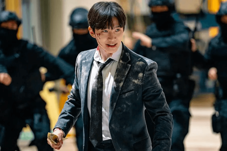 لي جونهو من فرقة 2PM عليه أن يختار بين توفير المال وإنقاذ العالم في مسلسل "كاشيرو - Cashero"