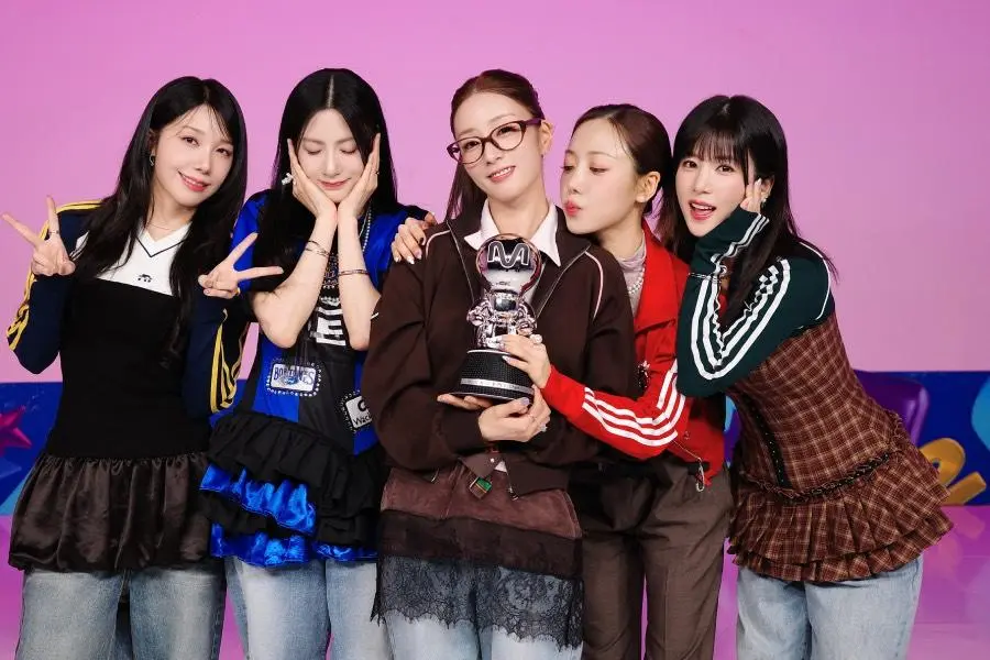 شاهد: فرقة Apink تفوز بأول جائزة لها عن أغنية "Love Me More" في برنامج "M Countdown" عروض مميزة لـ SEVENTEEN و ALPHA DRIVE ONE وغيرهم