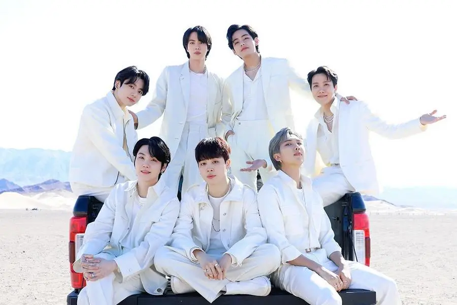 أعلنت فرقة BTS عن ألبومها الكامل الخامس "ARIRANG" وكشفت عن تفاصيل النسخة المادية للألبوم