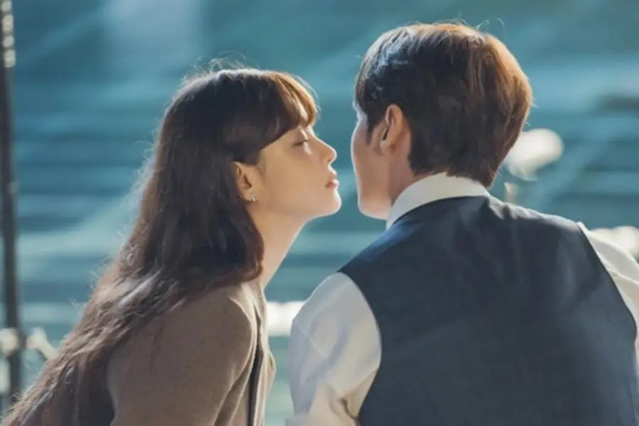 أوه يون سيو و تشوي جين هيوك يميلان لتقبيل بعضهما في مسلسل "إيجابيًا لك - Positively Yours"