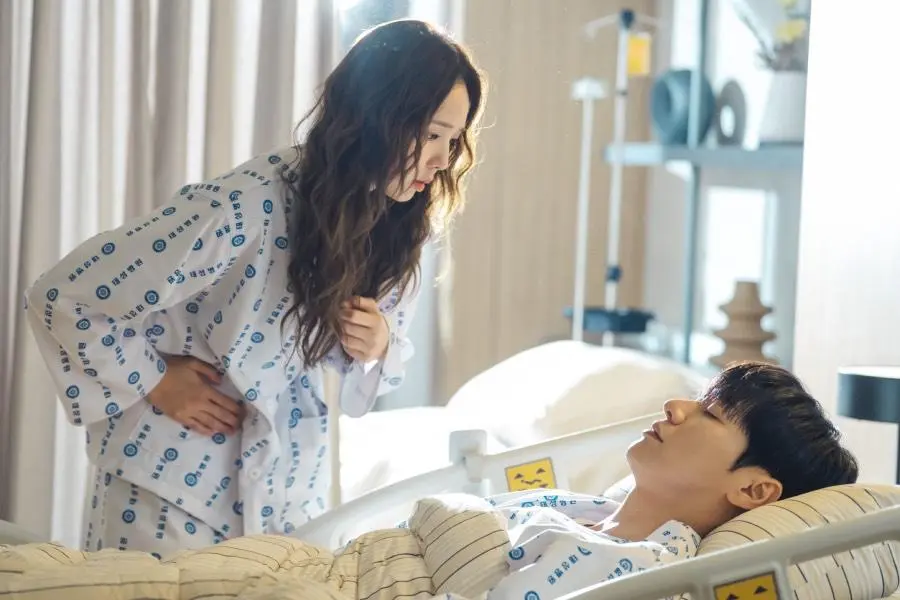 تشاي سو بين يحمل مفتاح قلب كيم يونغ كوانغ الاصطناعي في دراما "تولي مسؤولية قلبي - Take Charge Of My Heart"