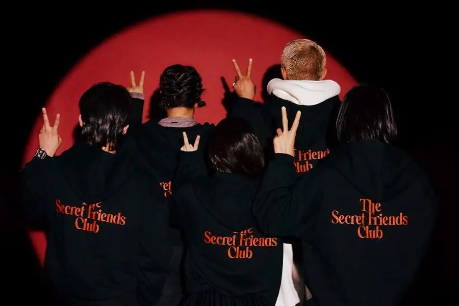 "The Secret Friends Club" مع النجوم جيني و ديكس و تشو سونغ هون وغيرهم يؤكد موعد عرضه الأول من خلال الملصق الترويجي