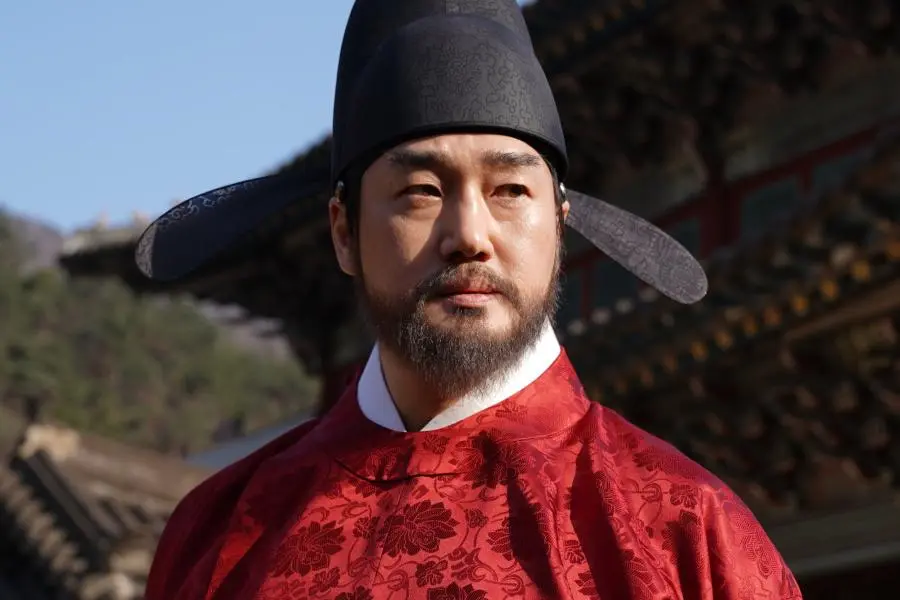 يو جي تاي هو العقل المدبر وراء خلع الملك بارك جي هون عن العرش في فيلم "حارس الملك - The King’s Warden"