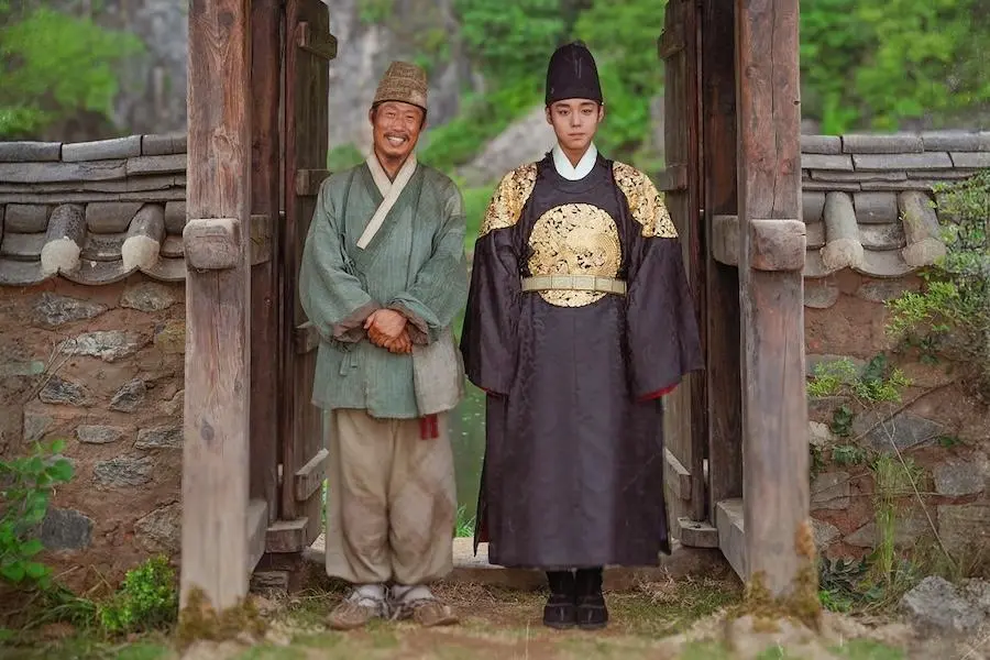 بارك جي هون ويو هاي جين يبنيان صداقة غير متوقعة في ملصقات فيلم "حارس الملك - The King's Warden"