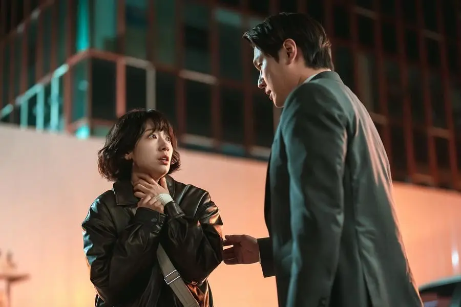 تواجه بارك شين هاي تهديدات جديدة لسلامتها في مسلسل "الآنسة هونغ المتخفية - Undercover Miss Hong"