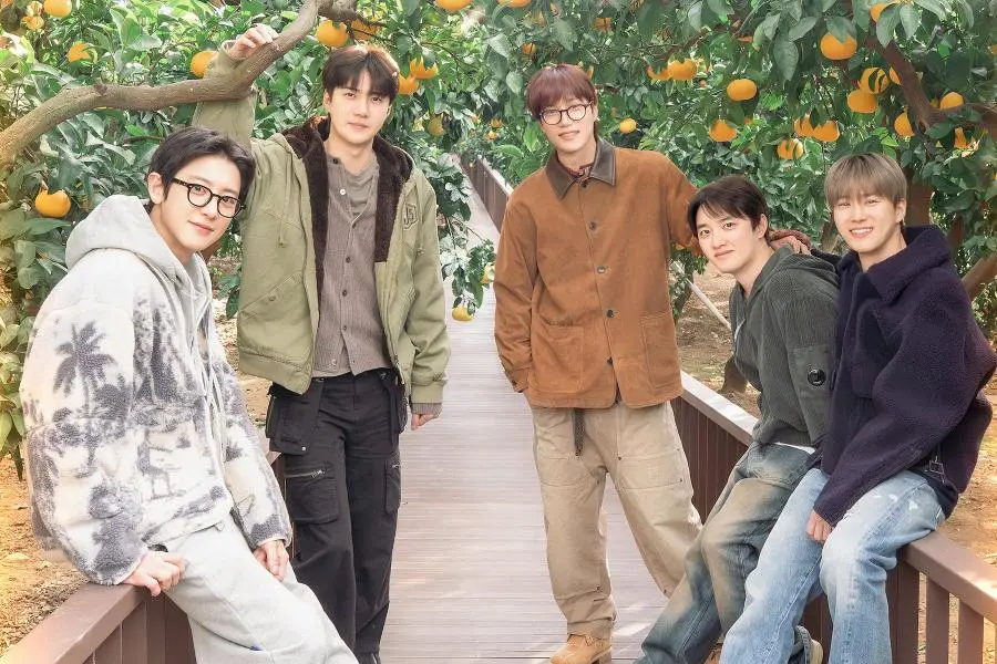 أعلنت فرقة EXO عن موعد عرض الموسم الخامس من برنامج "EXO's Travel The World On A Ladder" مع ملصق جديد