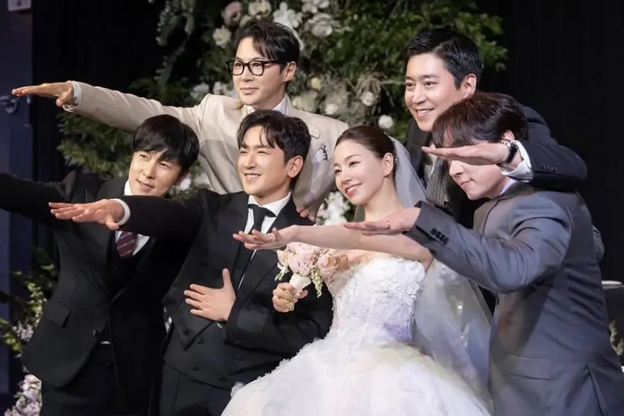 نشر لي مين وو عضو فرقة Shinhwa وزوجته صوراً من يوم زفافهما