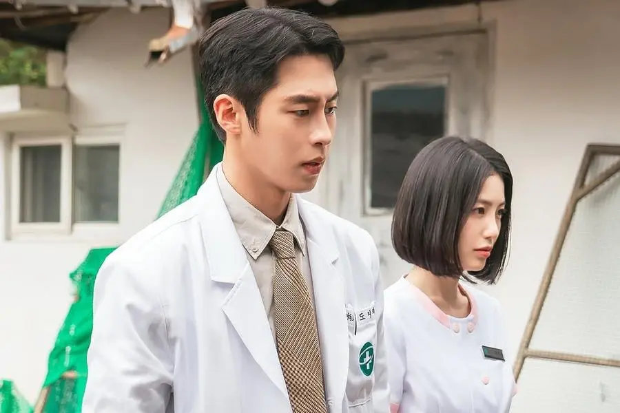 لي جاي ووك و شين يي أون يقومان بزيارات منزلية معًا في مسلسل "طبيب على الحافة - Doctor On The Edge"