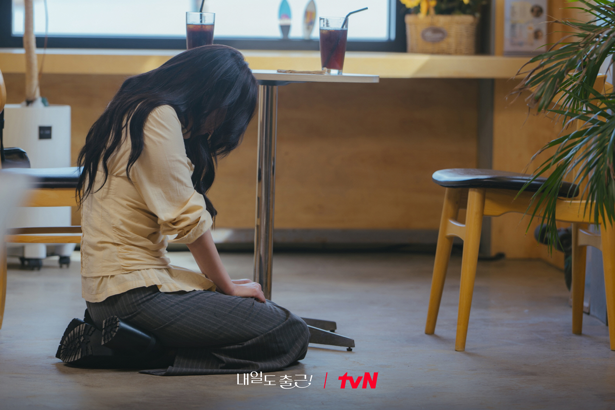 كانغ مينا توجه نداءً مفجعاً لحبيبها في دراما "أراك في العمل غداً! - See You At Work Tomorrow"