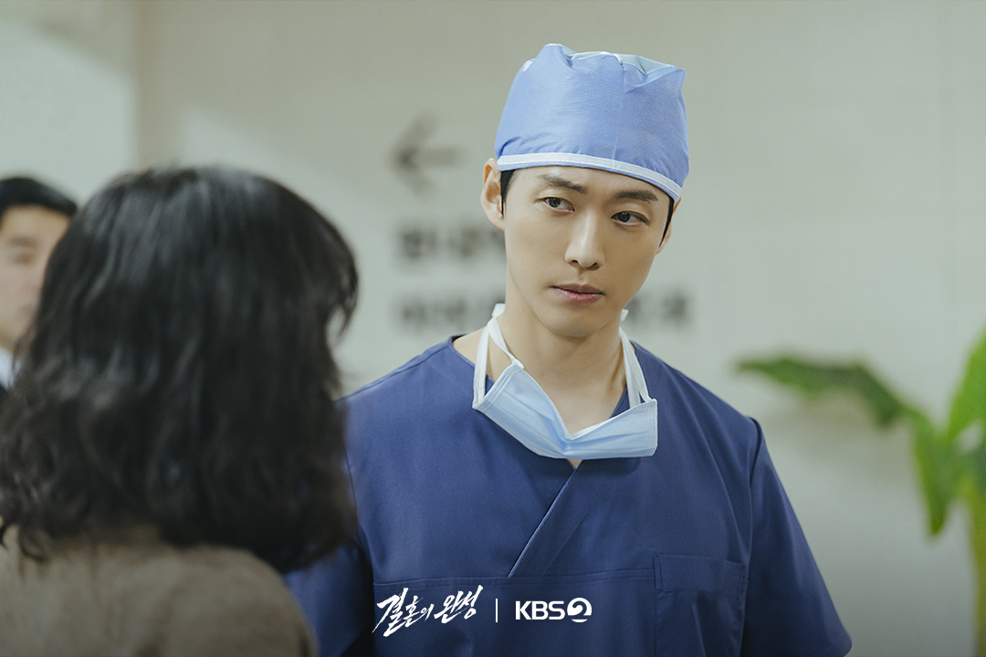 يتحول نامكونغ مين إلى جراح أعصاب يبحث عن زوجته المختطفة في الدراما الجديدة "الزوج - The Husband"