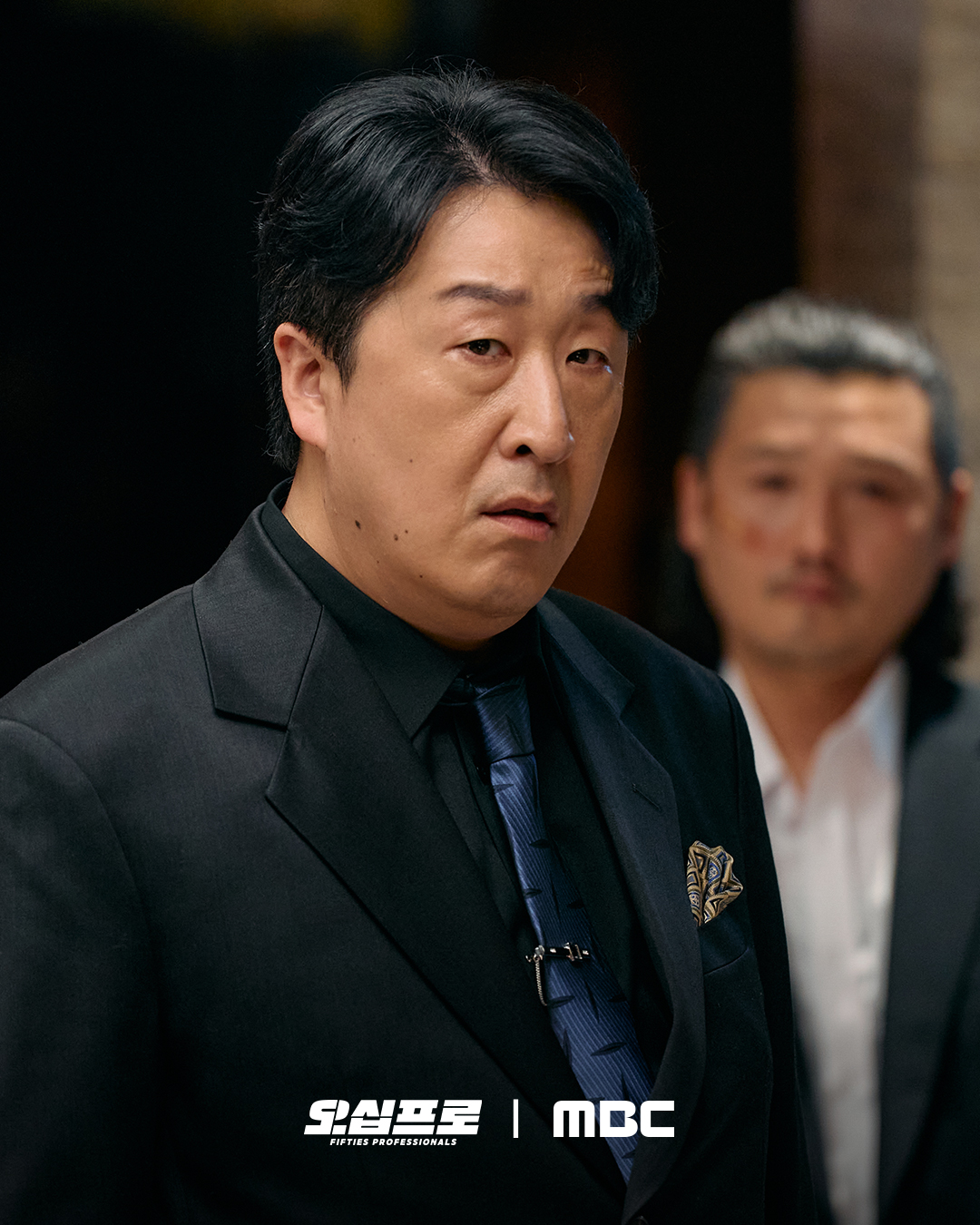 يبدأ كوون يول و كيم سانغ كيونغ تحركهما ضد المرشح الرئاسي الأبرز كانغ شين إيل في مسلسل "محترفو الخمسينيات - Fifties Professionals"