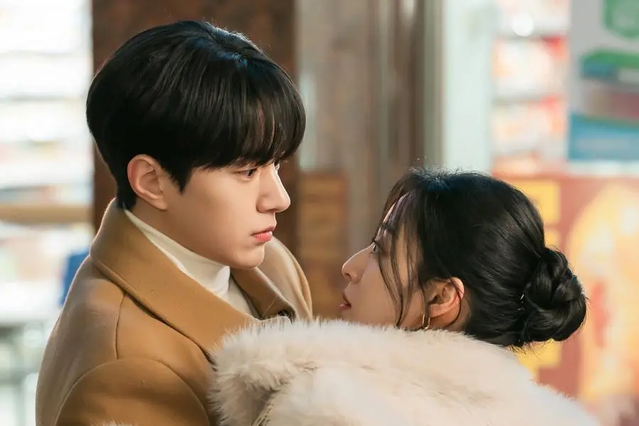 تتطاير شرارات الحب بين كيم ميونغ سو و كانغ مين آه في الدراما الجديدة "الحب المتزامن - Love In Sync"