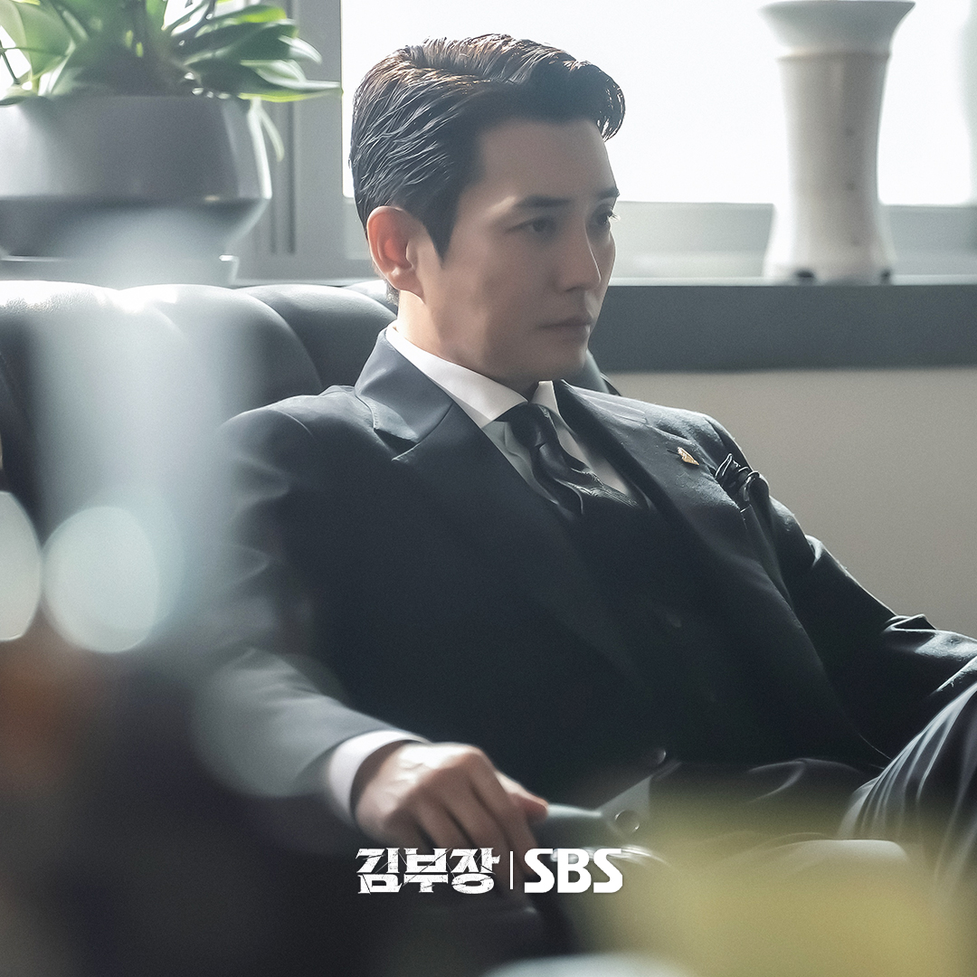 سو جي سوب يركع أمام جو سانغ ووك من أجل ابنته في الدراما الجديدة "العميل كيم مُعاد التنشيط - Agent Kim Reactivated"