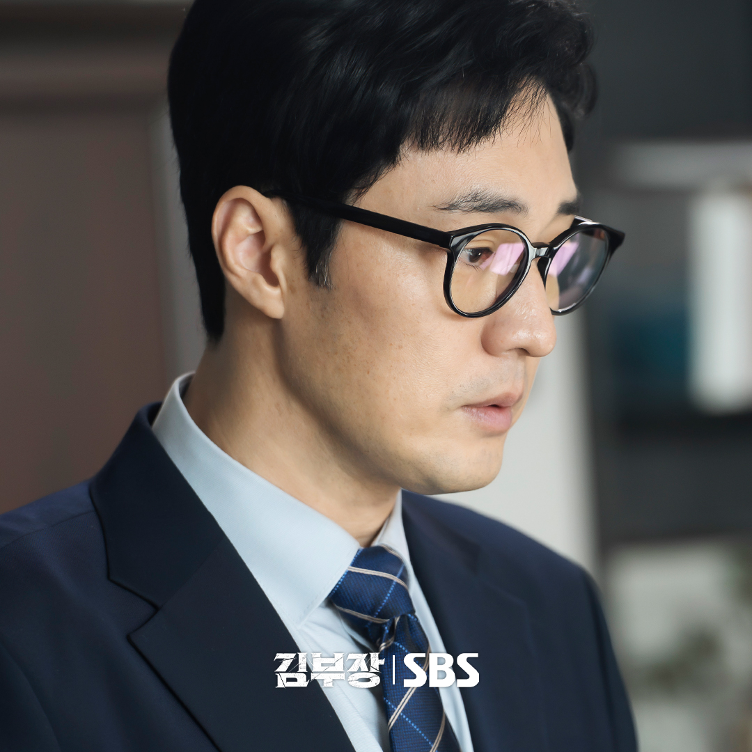 سو جي سوب يركع أمام جو سانغ ووك من أجل ابنته في الدراما الجديدة "العميل كيم مُعاد التنشيط - Agent Kim Reactivated"