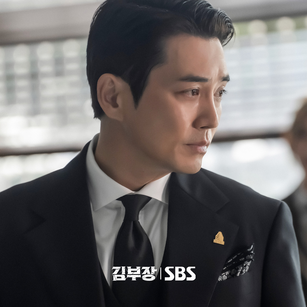 سو جي سوب يركع أمام جو سانغ ووك من أجل ابنته في الدراما الجديدة "العميل كيم مُعاد التنشيط - Agent Kim Reactivated"