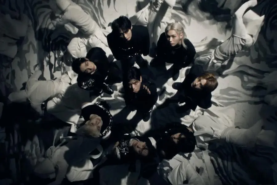 شاهد: فرقة Stray Kids تعلن عن موعد عودتها وجولتها العالمية مع عرض تشويقي للفيديو الموسيقي لأغنيتها المنفردة "RUN IT" التي تم إصدارها قبل انطلاقها