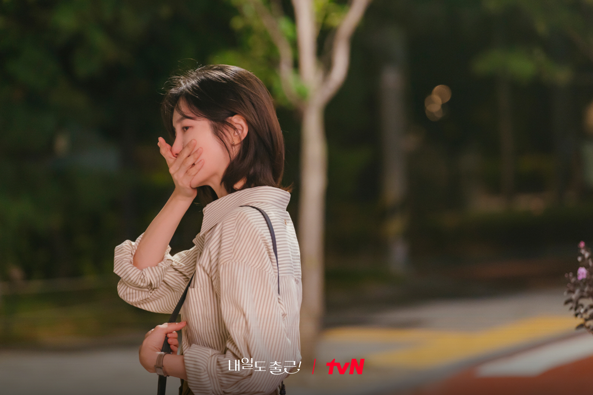 بارك جي هيون تذرف الدموع في حفل حبيبها السابق في مسلسل "أراك في العمل غداً! - See You At Work Tomorrow"
