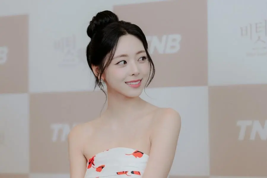 يونا من فرقة ITZY هي ممثلة صاعدة تقع في حب زميلها في التمثيل في الدراما الجديدة "My Bias, My Boss"
