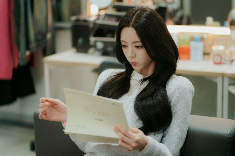 يونا من فرقة ITZY هي ممثلة صاعدة تقع في حب زميلها في التمثيل في الدراما الجديدة "My Bias, My Boss"