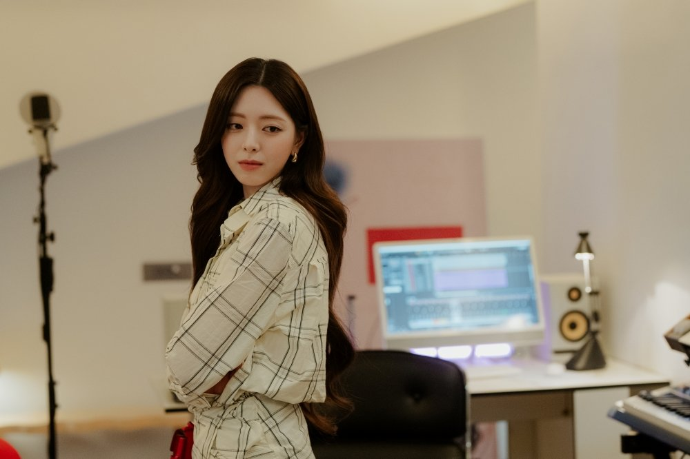 يونا من فرقة ITZY هي ممثلة صاعدة تقع في حب زميلها في التمثيل في الدراما الجديدة "My Bias, My Boss"
