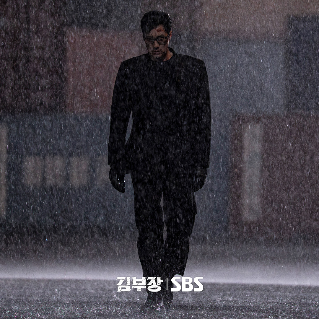 سو جي سوب يسقط على ركبتيه يائساً في مسلسل "عودة العميل كيم - Agent Kim Reactivated"