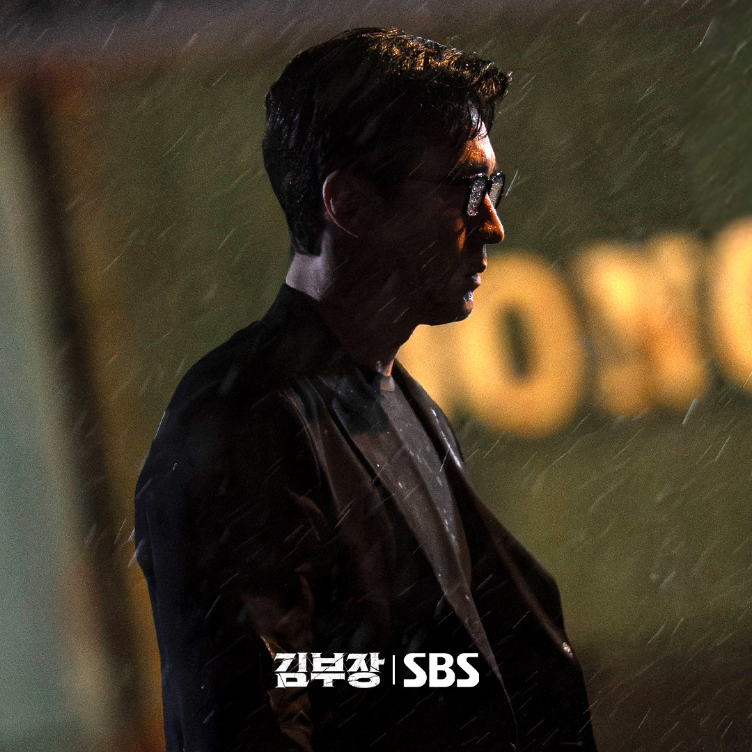 سو جي سوب يسقط على ركبتيه يائساً في مسلسل "عودة العميل كيم - Agent Kim Reactivated"