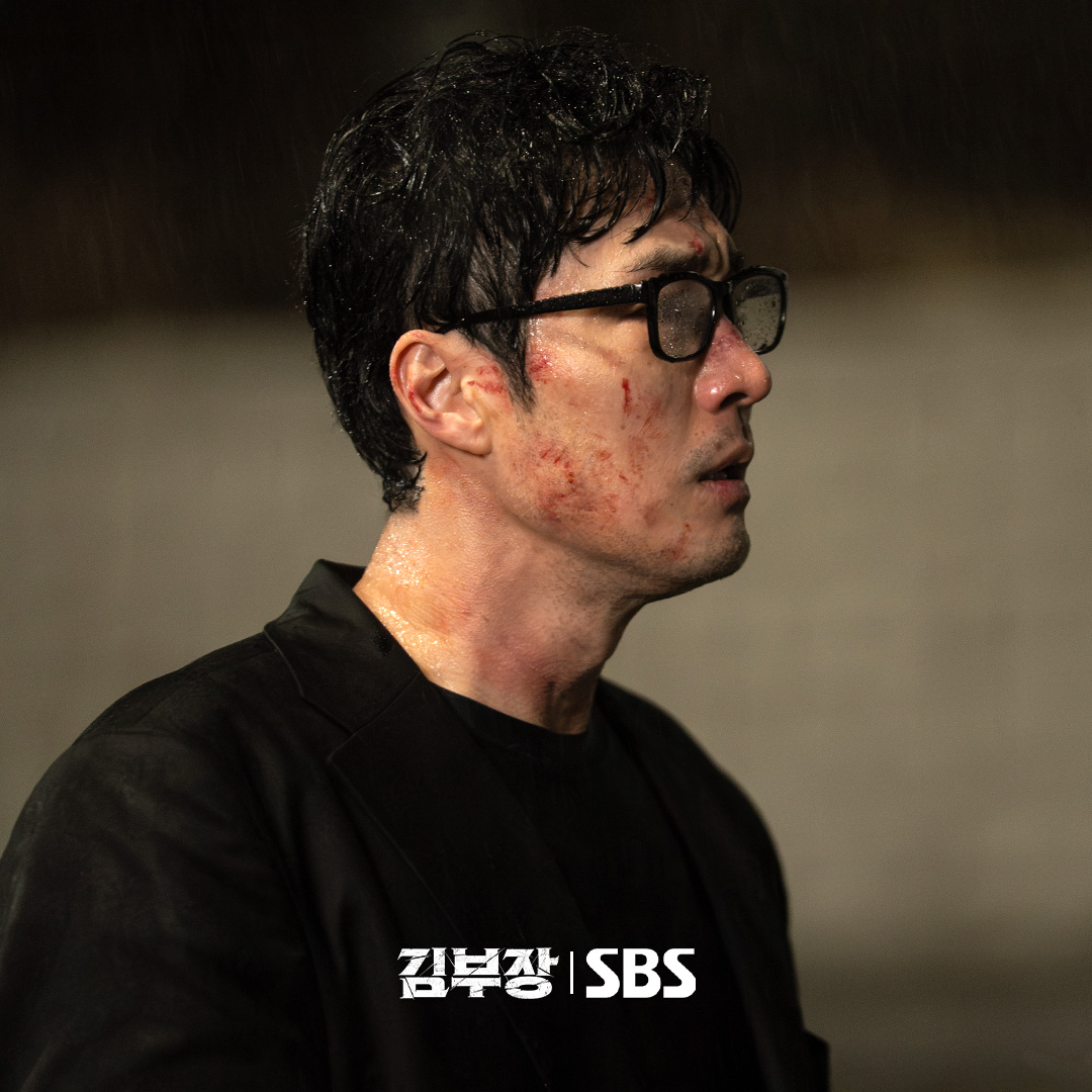 سو جي سوب يسقط على ركبتيه يائساً في مسلسل "عودة العميل كيم - Agent Kim Reactivated"