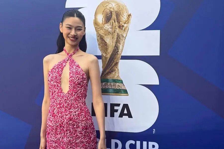 جونغ هو يون تصبح أول ممثلة كورية تشارك في حدث رسمي في نهائي كأس العالم لكرة القدم