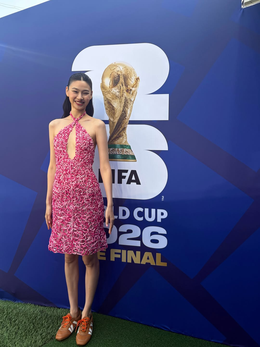 جونغ هو يون تصبح أول ممثلة كورية تشارك في حدث رسمي في نهائي كأس العالم لكرة القدم جونغ هو يون تصبح أول ممثلة كورية تشارك في حدث رسمي في نهائي كأس العالم لكرة القدم
