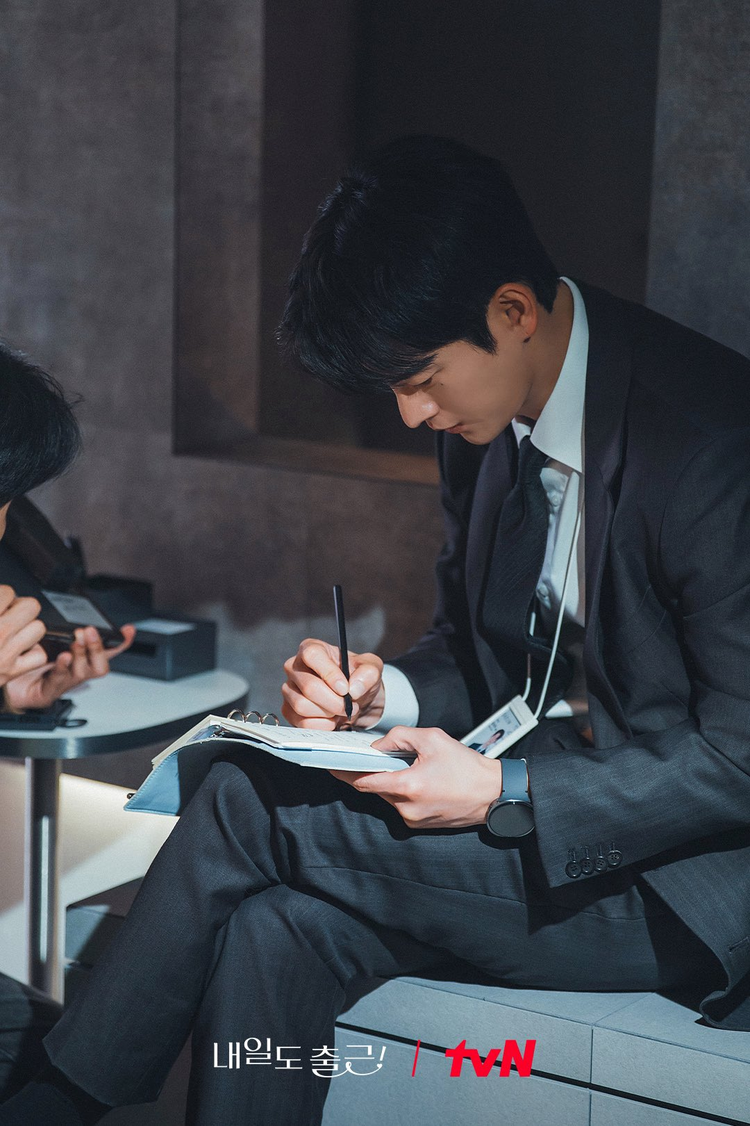 أظهر سيو إن غوك و بارك جي هيون انسجاماً رائعاً في الحياة الواقعية على موقع تصوير مسلسل "أراك في العمل غداً! - See You At Work Tomorrow"