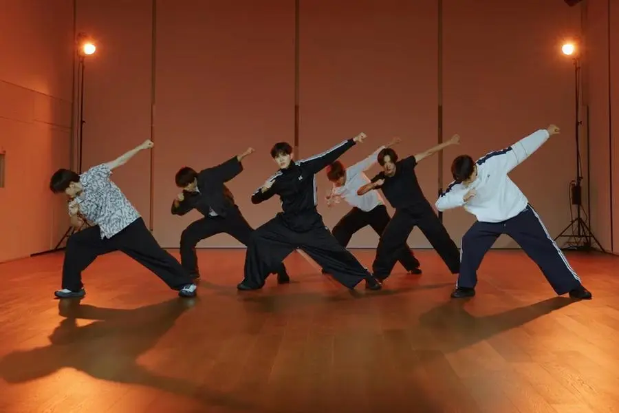 شاهد: KickFlip يؤدون رقصة أغنية "God's Menu" لفرقة Stray Kids في فيديو تدريبي جديد للرقص