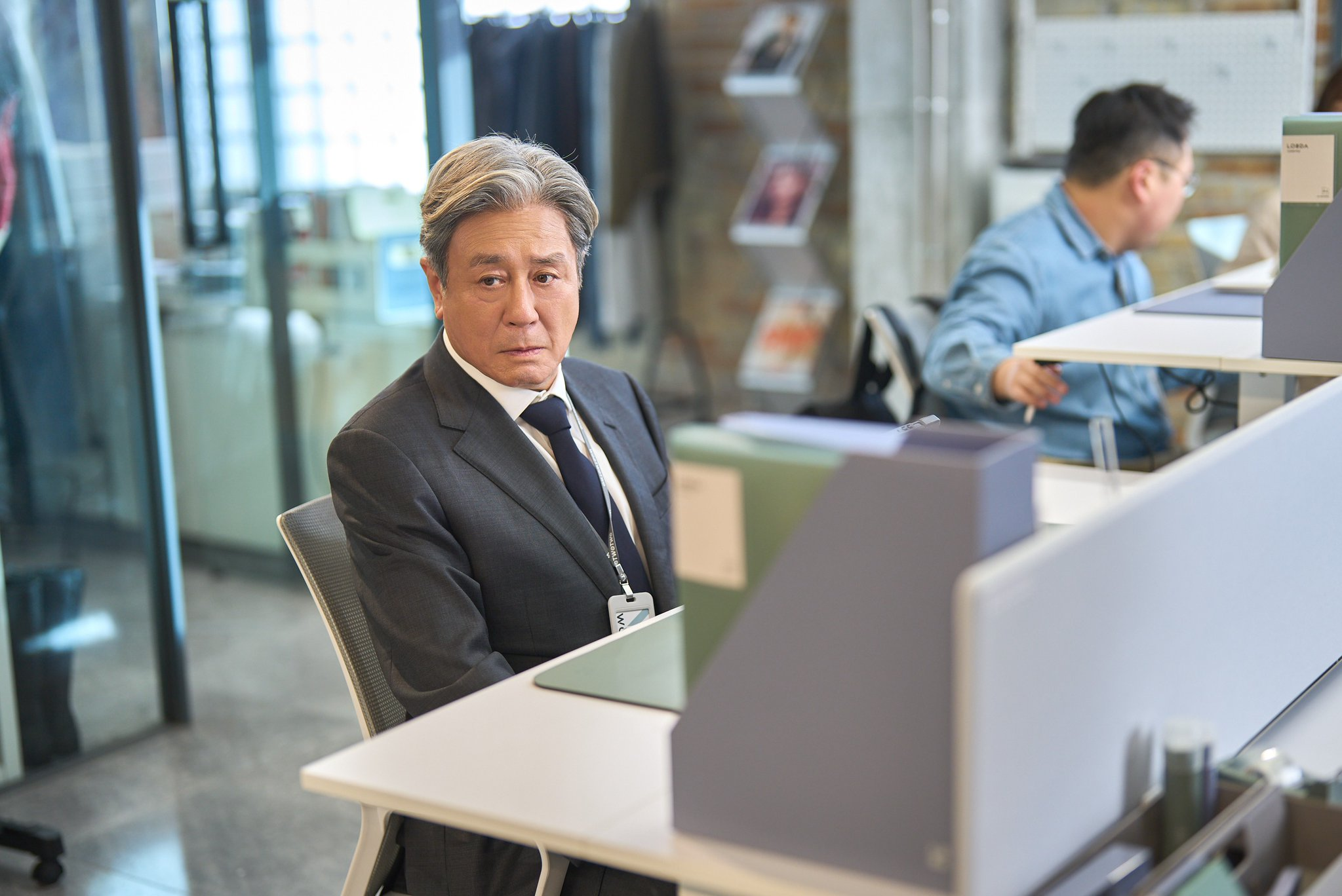 تشوي مين شيك و هان سو هي يجدان نفسيهما يتنقلان في الحياة المكتبية معًا في فيلم "The Intern"