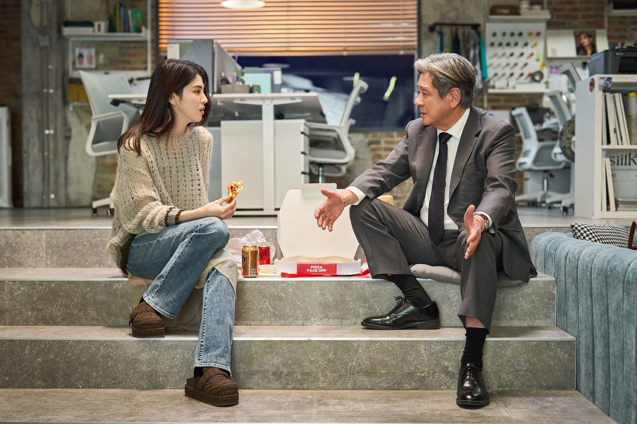 تشوي مين شيك و هان سو هي يجدان نفسيهما يتنقلان في الحياة المكتبية معًا في فيلم "The Intern"