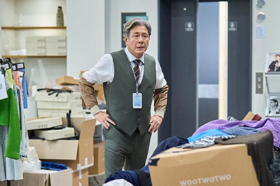 يخوض تشوي مين سيك تحديات حياة المتدرب في فيلم "المتدرب - The Intern"
