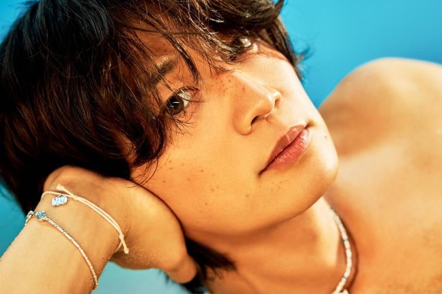 مينهو من فرقة SHINee يحطم رقمه القياسي لمبيعات الأسبوع الأول بأغنية "Make it hot"