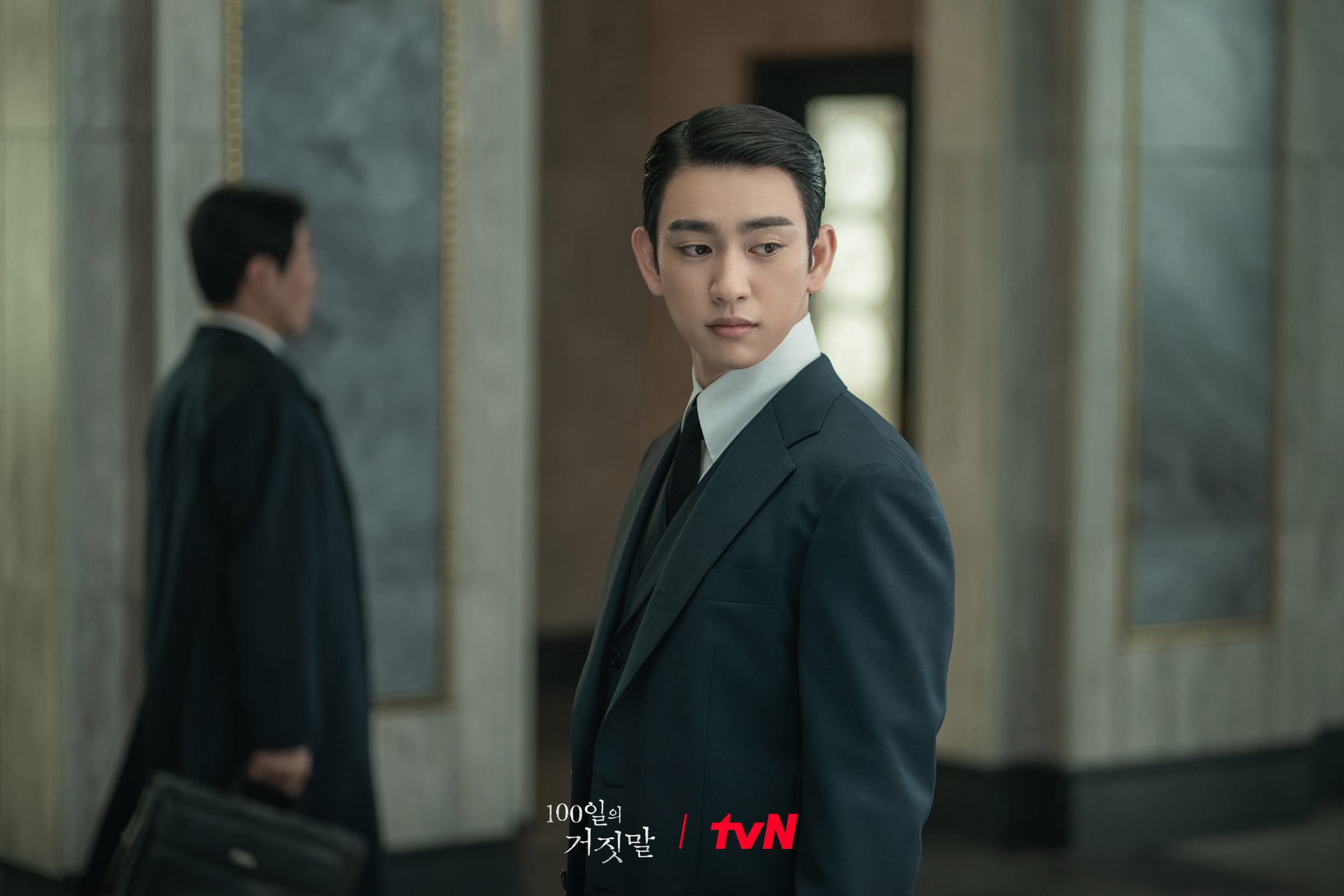 بارك جين يونغ من فرقة GOT7 يشك في كيم يو جونغ في الدراما الجديدة "100 يوم من الخداع - Hundred Days Of Deception"