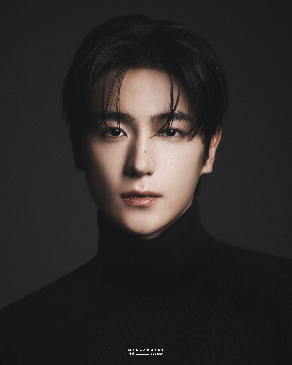هيونجاي عضو فرقة THE BOYZ يظهر في صور شخصية جديدة وهو يقلد الممثل لي جاي هيون
