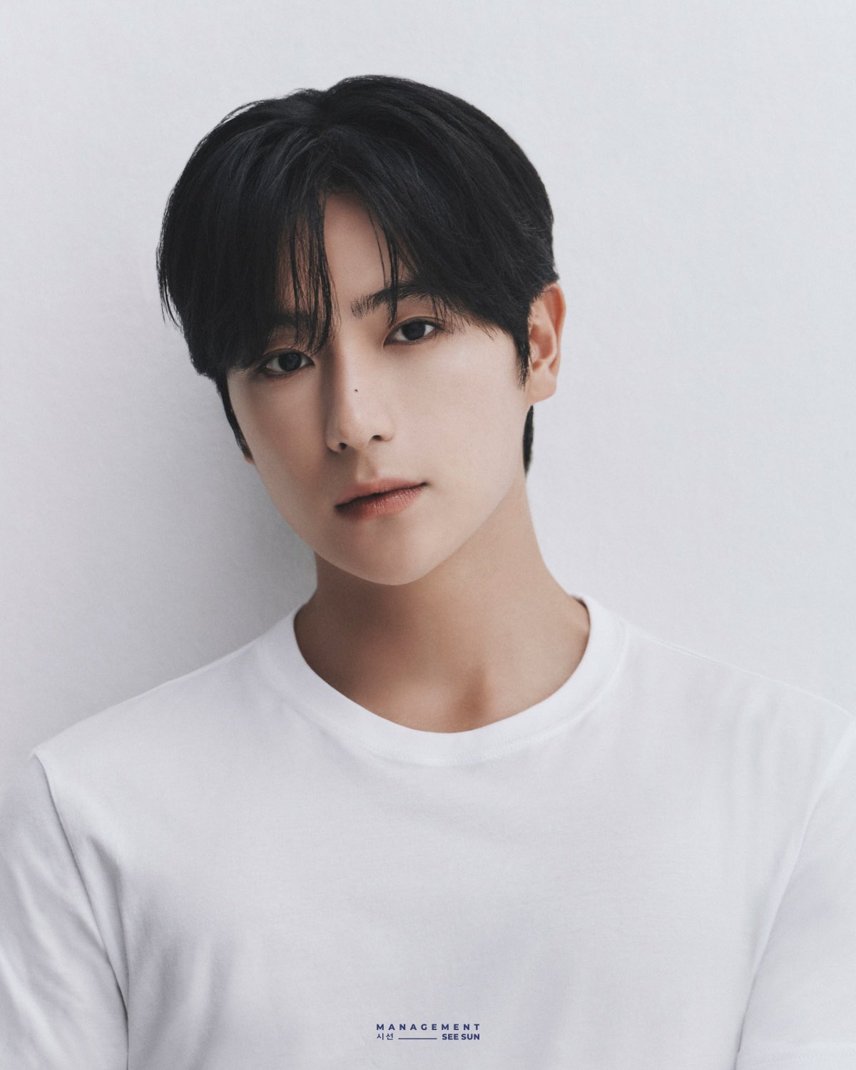 هيونجاي عضو فرقة THE BOYZ يظهر في صور شخصية جديدة وهو يقلد الممثل لي جاي هيون