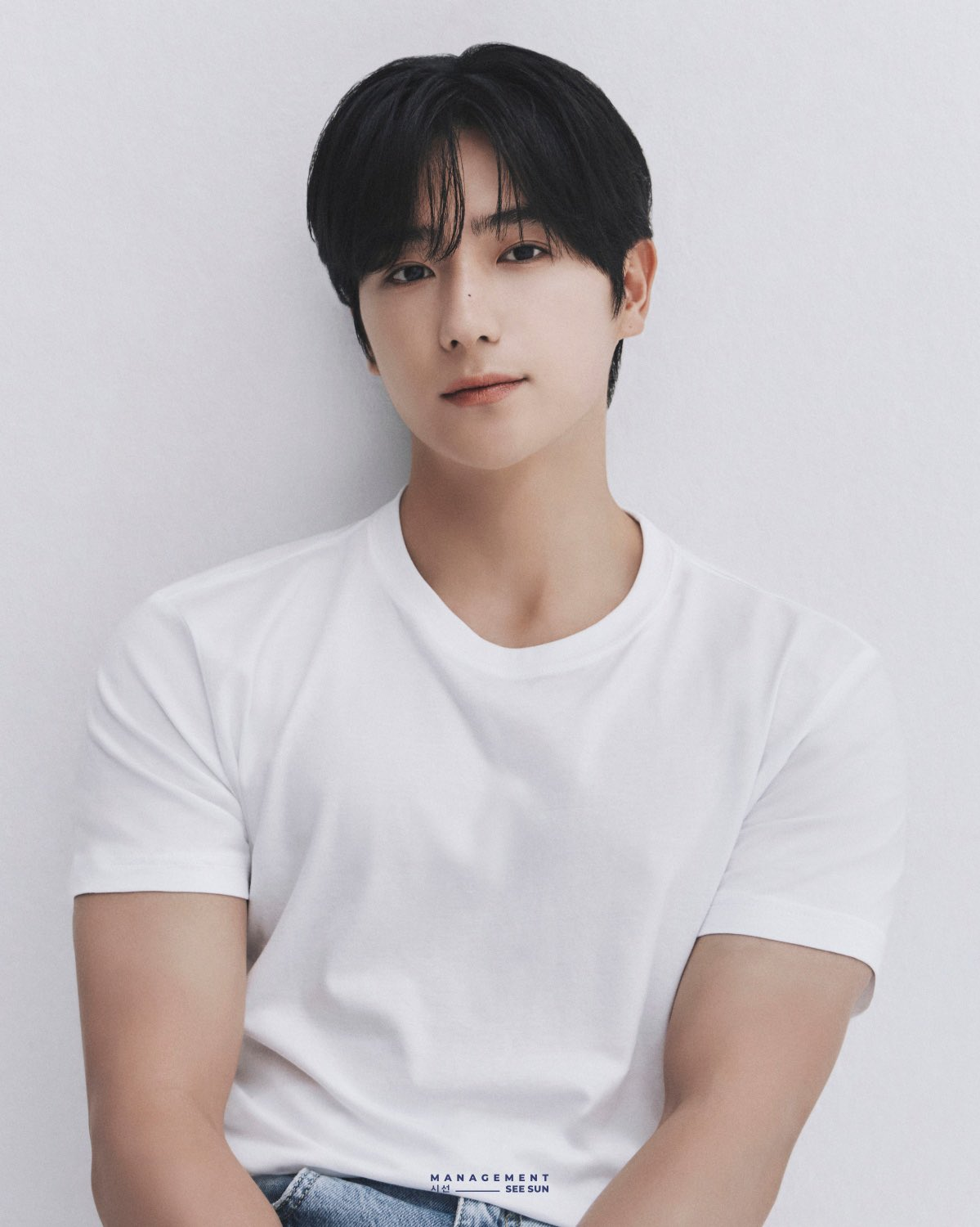 هيونجاي عضو فرقة THE BOYZ يظهر في صور شخصية جديدة وهو يقلد الممثل لي جاي هيون