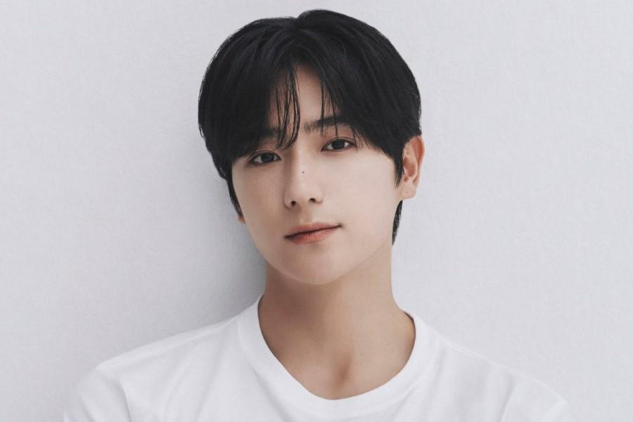هيونجاي عضو فرقة THE BOYZ يظهر في صور شخصية جديدة وهو يقلد الممثل لي جاي هيون